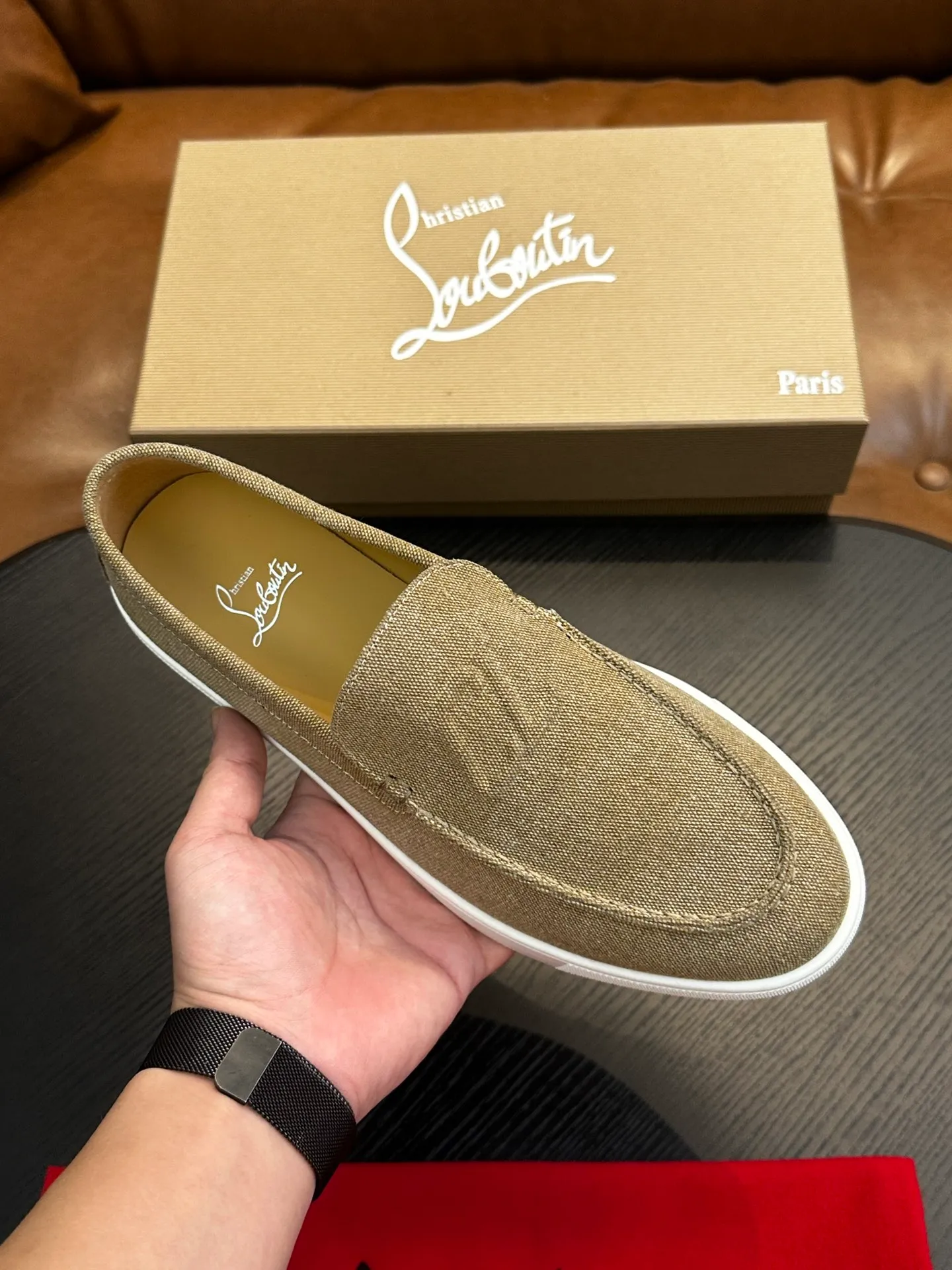 P760💰Christian Louboutin (red-soled shoes) Italian men’s casual sneakers are shipped! Each pair of shoes from this Italian handmade shoe brand has a simple and classic design, which is very comfortable and versatile! The upper fabric of this shoe is made of imported cowhide, with high-end and comfortable cowhide lining! The outsole is made of original rubber bottom sheets and is lined with cowhide! Brand-specific molded footbed, exclusive private mold control! Original box packaging, with shoe storage bag! 39 40 41 42 43 44 (38 45 46 customized)